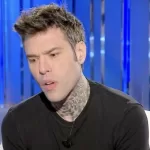 Fedez si confessa a "Domenica In" su salute mentale, famiglia e lotta personale, sottolineando l'importanza del sostegno e dell'accessibilità alle cure.