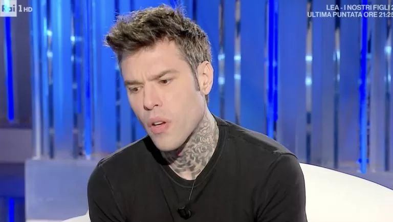 Fedez e Chiara Ferragni, la celebre coppia influencer, sono al centro di voci di crisi coniugale e problemi di salute, alimentando speculazioni e smentite sui social.