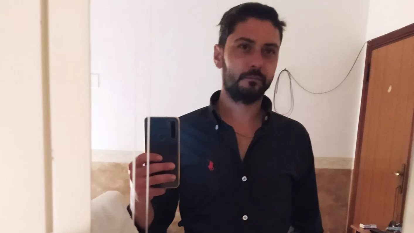 Ernesto Russo, 36 anni, perde tragicamente la vita in un incidente stradale a via Nettunense, lasciando la comunità di Aprilia in profondo lutto.