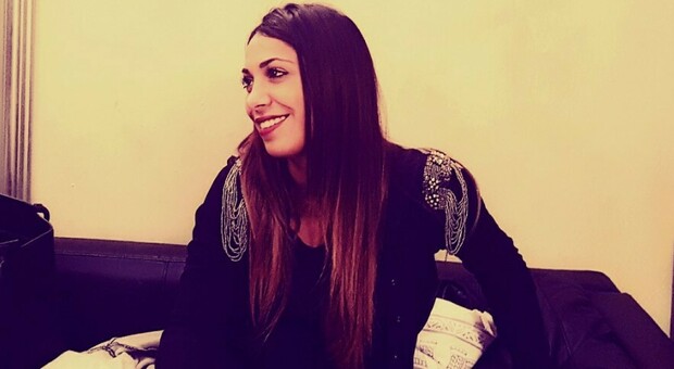 Francesca Zamagni, originaria di Rimini, ha trovato la sua strada a Barcellona, trasformando un'esperienza di stage in un capitolo nuovo della sua vita. Ora lavora nel settore IT, godendo delle diverse opportunità e della mentalità aperta della città spagnola.
