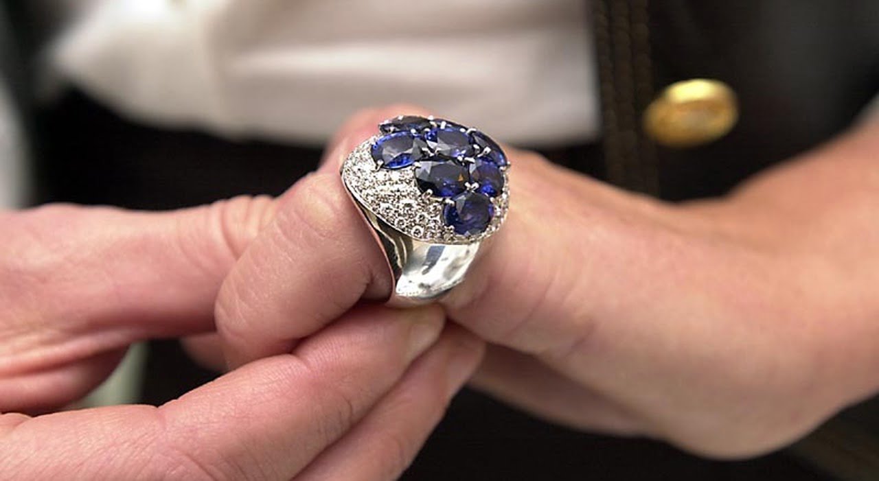 Un anello del valore di 750mila euro, scomparso al Ritz di Parigi, è stato ritrovato. Il proprietario, un dirigente malese, aveva denunciato la scomparsa alla polizia.