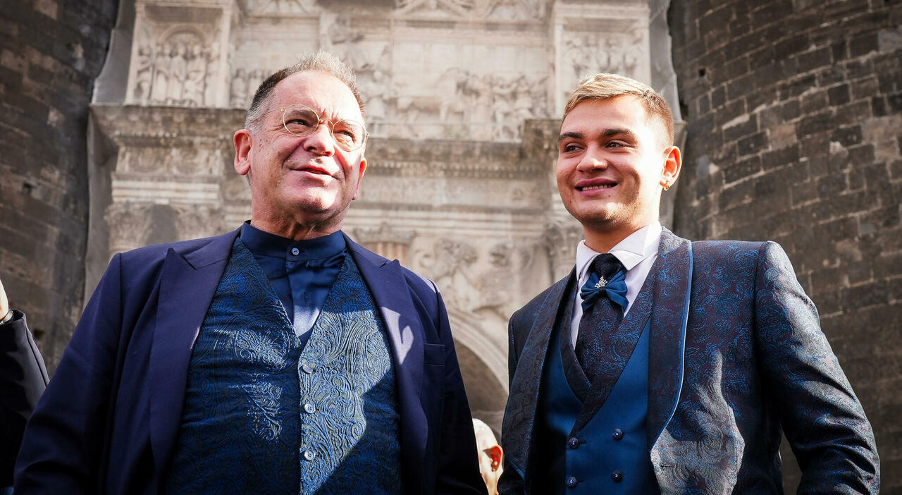 Il giornalista Alessandro Cecchi Paone e Simone Antolini si sono uniti in matrimonio in una cerimonia di unione civile a Napoli, con la benedizione del sindaco Gaetano Manfredi e la presenza di ospiti illustri.