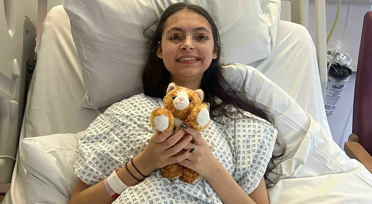 Antonia Hay, 17 anni, è ricoverata in terapia intensiva a causa di un'infezione da Escherichia coli dopo aver mangiato cibo in un mercatino di Natale.