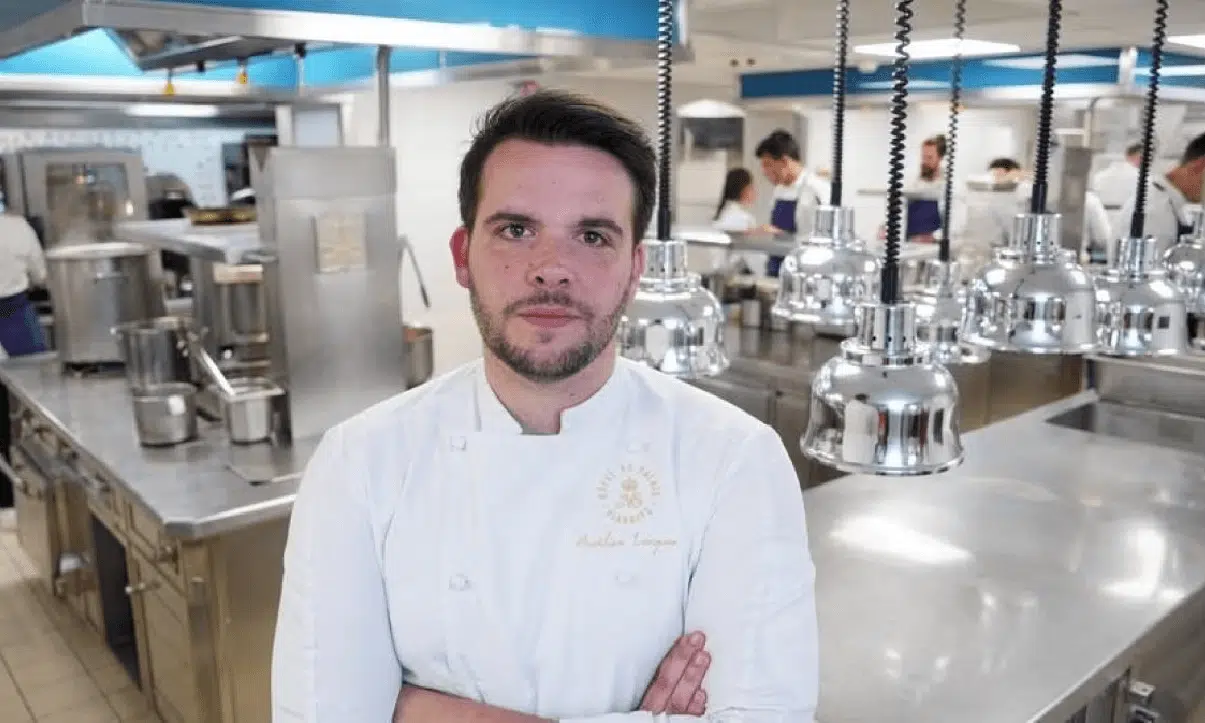 Lo chef Aurélien Largeau è al centro di un'inchiesta per un rito di iniziazione umiliante avvenuto nella cucina dell'Hotel du Palais a Biarritz.