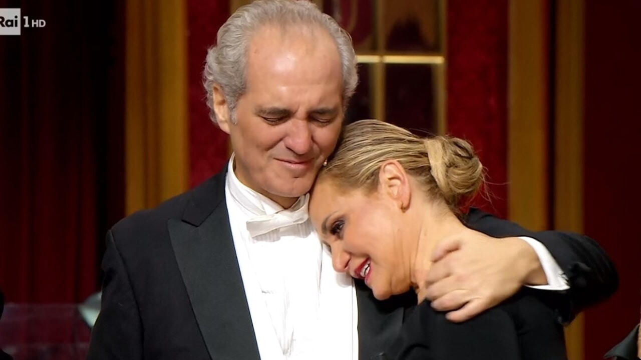 Giovanni Terzi ha sorpreso Simona Ventura con una proposta di matrimonio in diretta TV durante 'Ballando con le Stelle', suscitando emozioni e applausi.