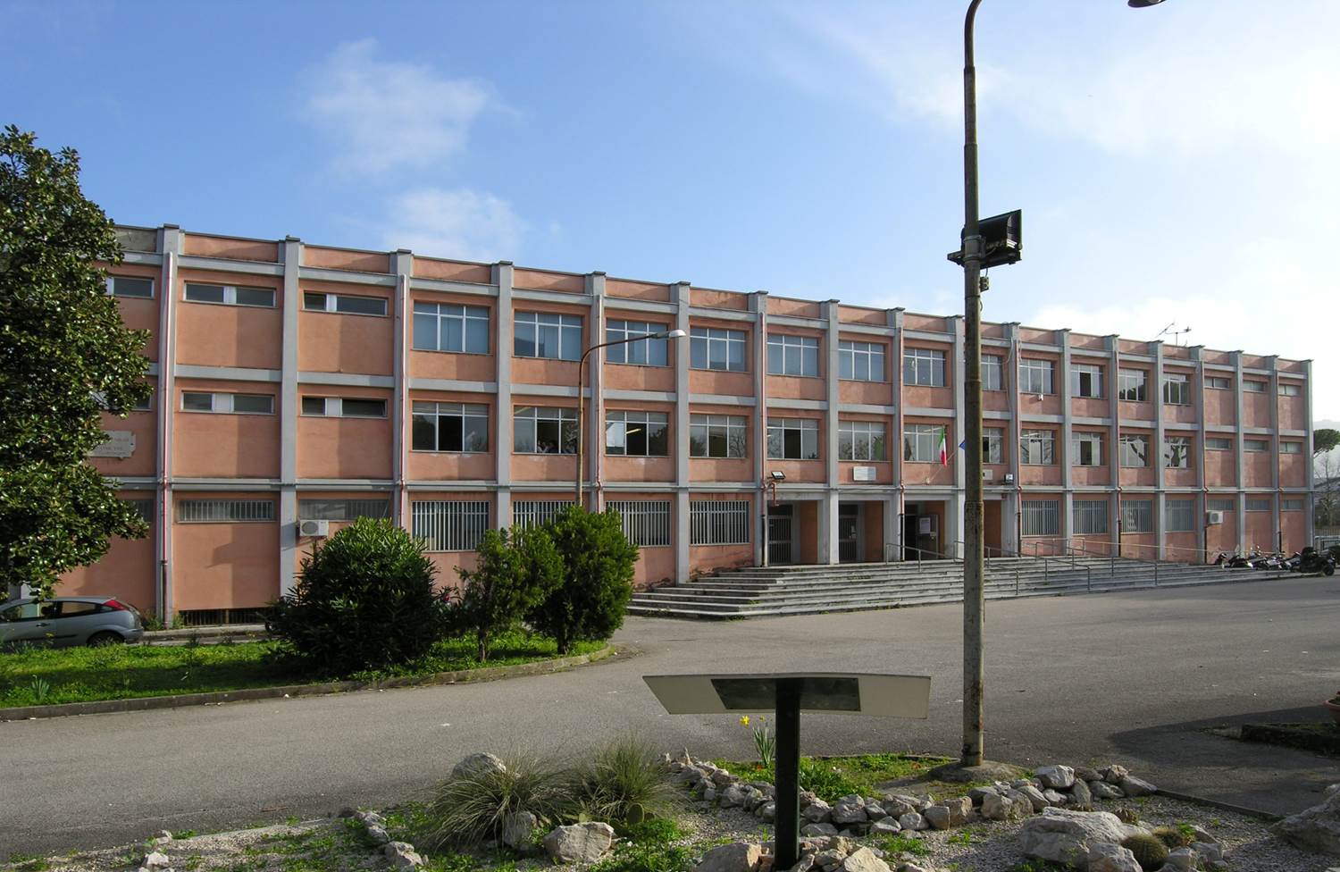 17enne aggredita fuori da scuola da una compagna di classe accoltellata in diverse parti del corpo, è grave