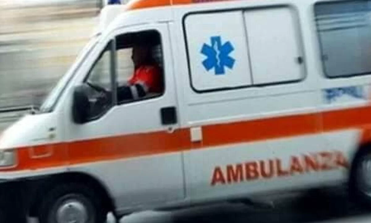 A Pescara, un operaio di 55 anni muore precipitando dal tetto durante le riparazioni a causa di forti raffiche di vento.