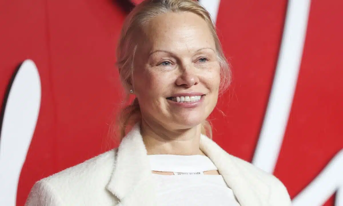 Pamela Anderson ha scelto di presentarsi senza trucco ai British Fashion Awards, sottolineando la sua scelta come un atto di ribellione e autenticità.