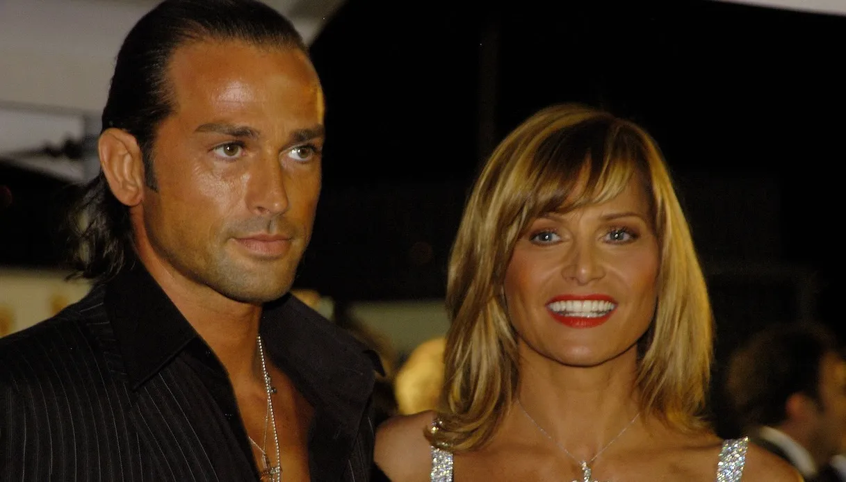 Stefano Bettarini mostra il suo sostegno per il matrimonio della sua ex moglie, Simona Ventura, con Giovanni Terzi e lancia una sottile critica a Teo Mammucari.