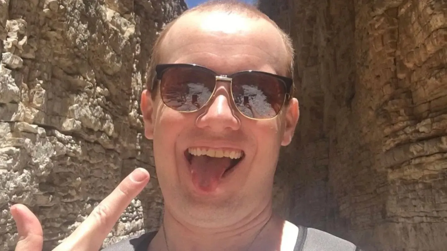 Brint Davy, 41 anni, dipende economicamente dai genitori, nonostante abbia rifiutato lavori ritenuti inadeguati alle sue qualifiche.