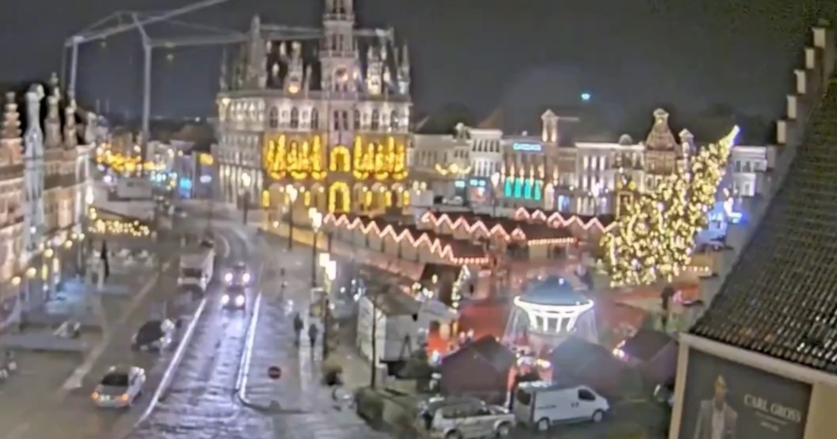In Belgio, un enorme albero di Natale si abbatte sulla folla durante un mercatino, causando la morte di una donna di 63 anni e ferendo altre persone.