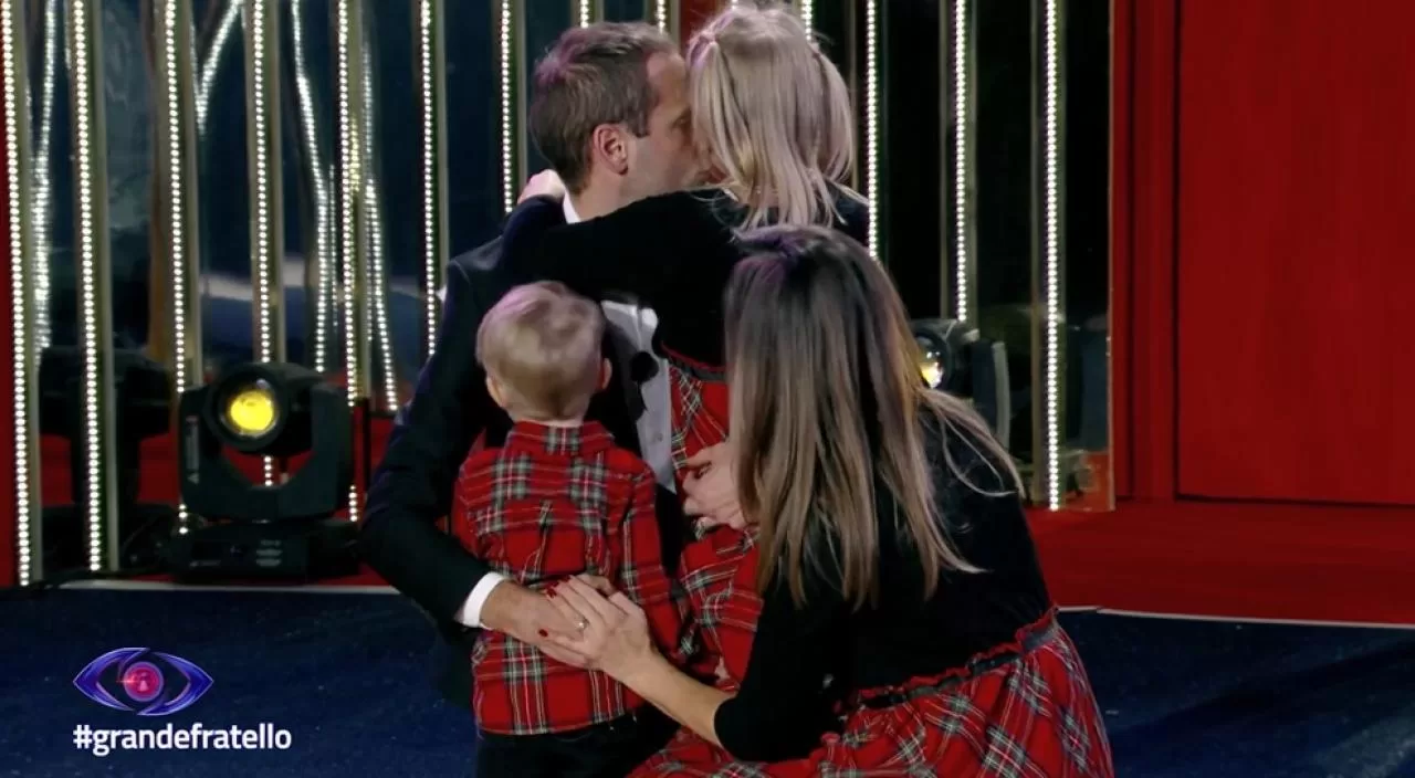Il campione sportivo Alex Schwazer ha deciso di lasciare la casa del Grande Fratello, emozionato dopo la visita inaspettata della sua famiglia e ricevendo come regalo una camicia natalizia.