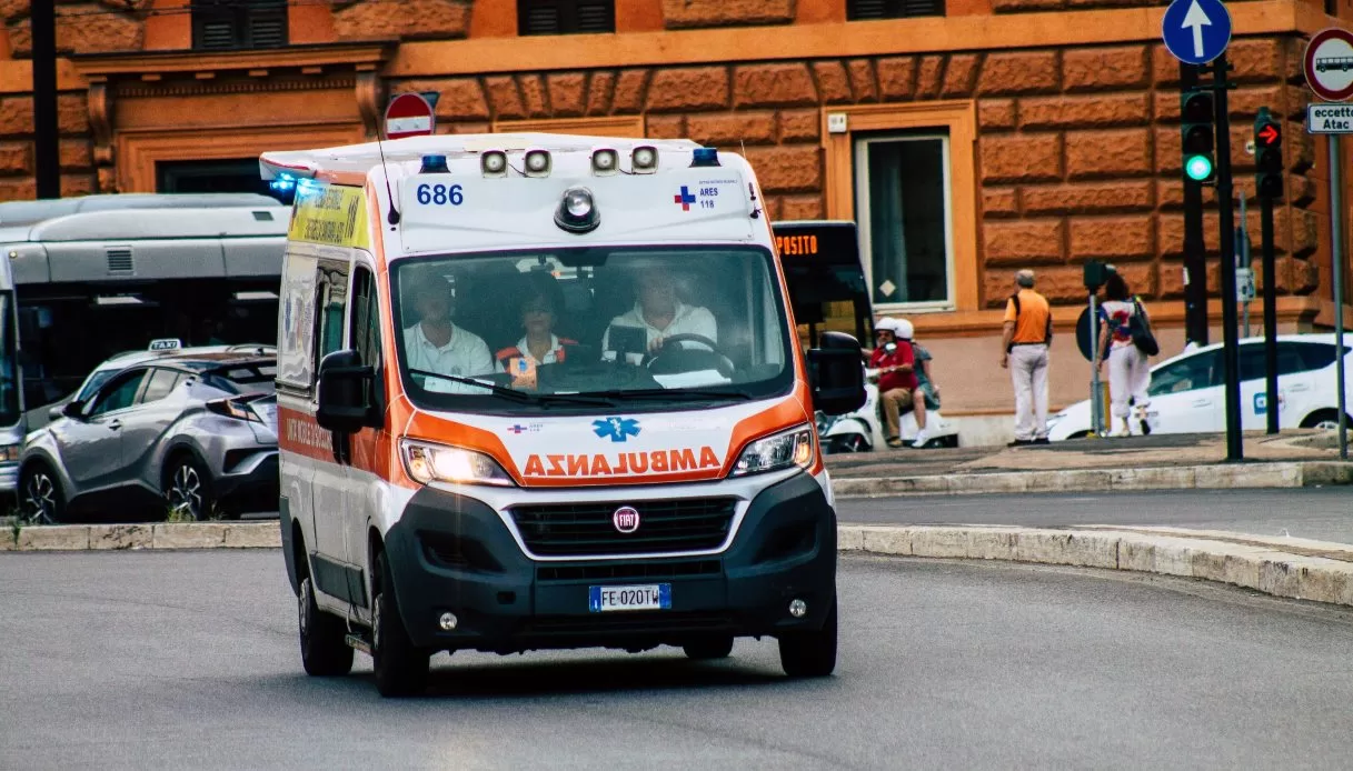 Un ragazzo è stato gravemente ferito dopo essere stato investito da una Fiat Panda a Roma. Ricoverato all'Umberto I, il giovane presenta fratture multiple e un trauma cranico.