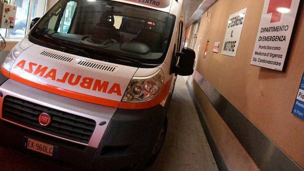 Neonata a Napoli perde la vita dopo essere stata respinta da un pronto soccorso chiuso. I tentativi disperati del padre e di un soccorritore di trovare aiuto in tempo risultano vani.