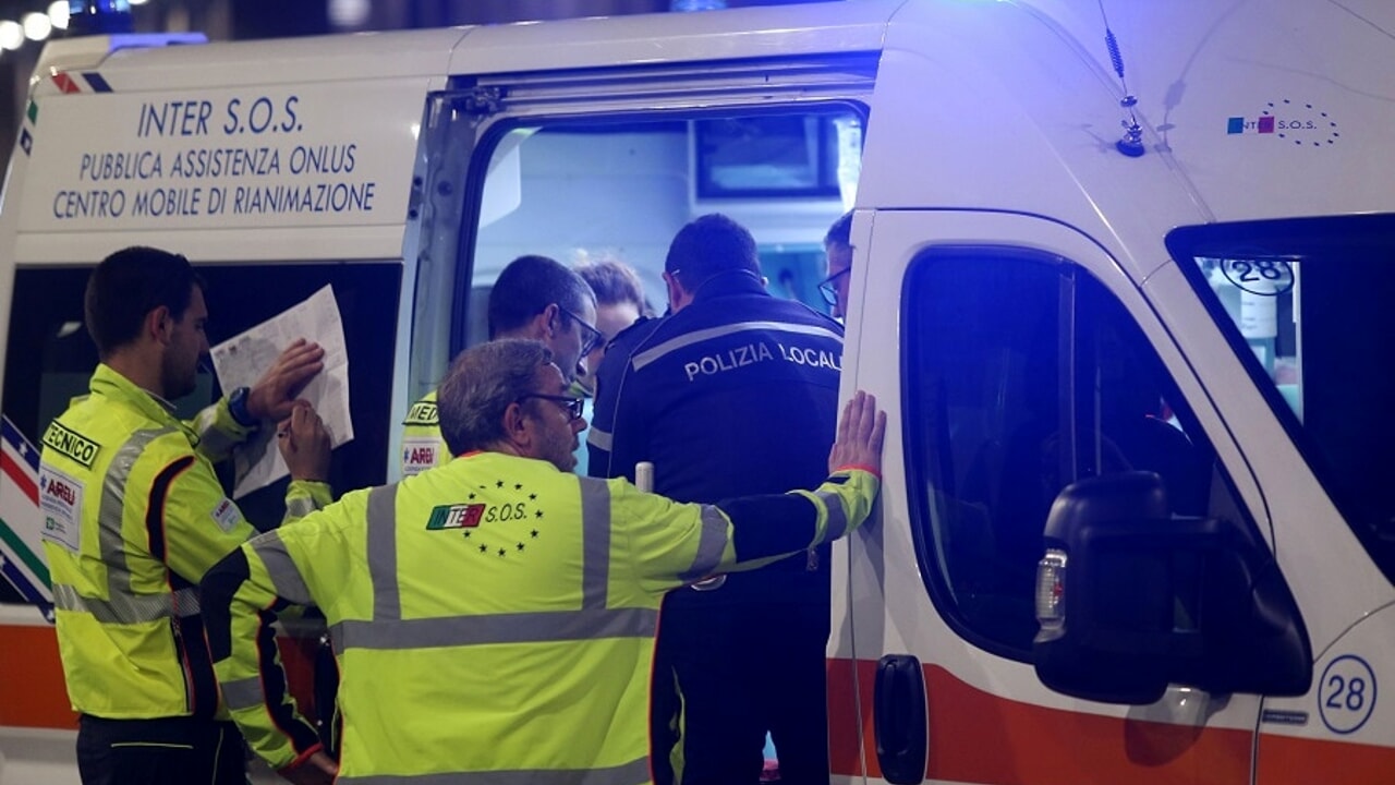 Un 16enne calciatore è stato investito da un'Audi mentre attraversava a Sava, subendo gravi traumi. Il conducente anziano ha prontamente prestato soccorso sul luogo.