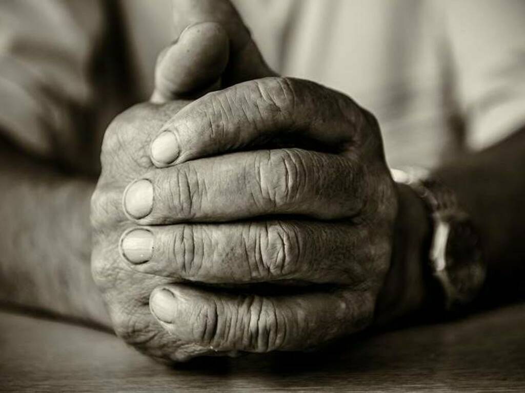 In una cittadina dell'Essex, il pensionato Simon Johnson ha ucciso la moglie malata di Alzheimer, Margaret, prima di togliersi la vita. La tragedia mette in luce le sfide dell'assistenza domiciliare.