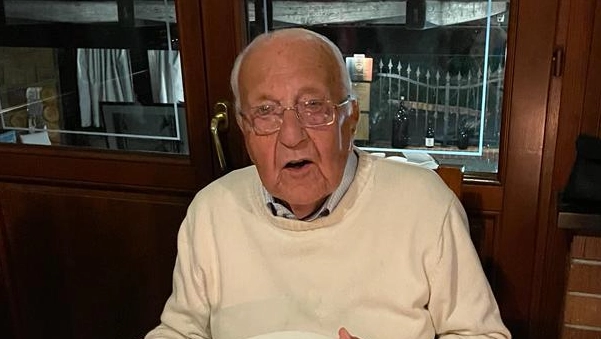 Attilio Fini, 93 anni, ex campione di scherma, sventa una rapina a Milano dimostrando coraggio e abilità, atterrando un ladro armato.