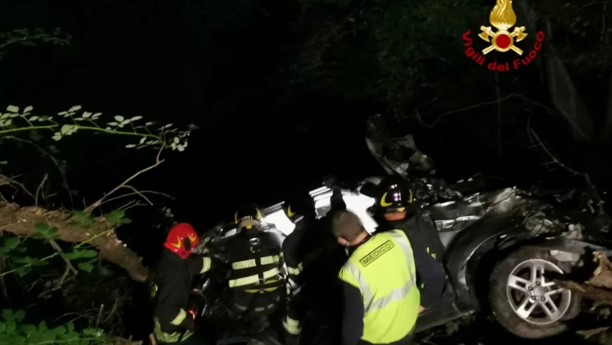 Un tragico incidente avvenuto sulla SP 71 vicino Caprarola ha causato la morte di un giovane di 19 anni e ha lasciato il suo compagno di viaggio in gravi condizioni.
