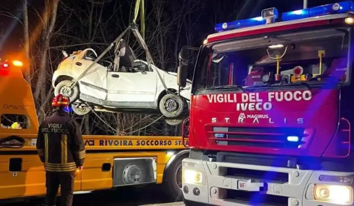 Auto sbanda in un rettilineo e poi finisce in una scarpata, muoiono sul colpo madre e figlia