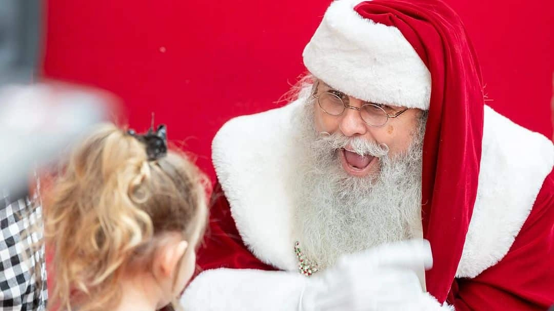 “Babbo Natale non esiste”, la rivelazione della preside in un asilo lascia i bambini in lacrime, le reazioni esplosive dei genitori