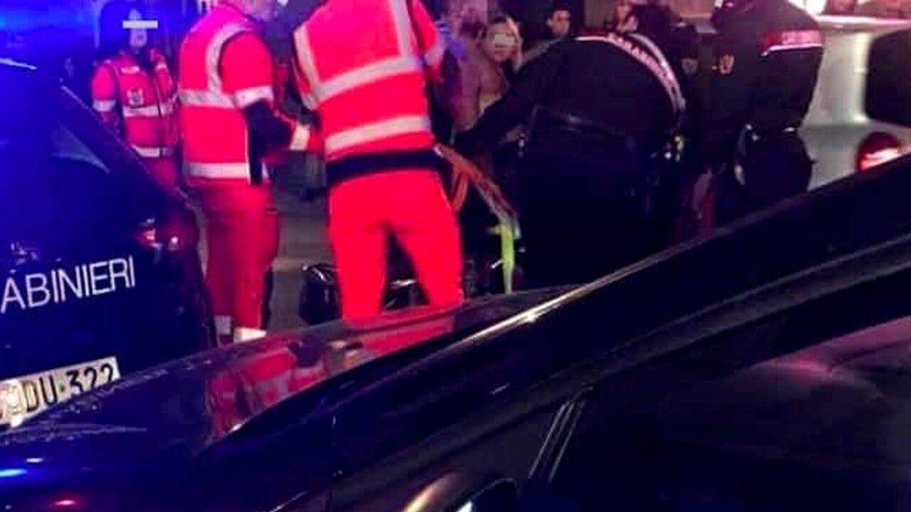 Un incidente sull'autostrada A16, nel tratto tra Candela e Lacedonia, ha coinvolto un padre e un figlio. Dopo essere usciti fuori strada per una foratura, il giovane è stato travolto da un mezzo in transito. Attualmente, le sue condizioni restano sconosciute.