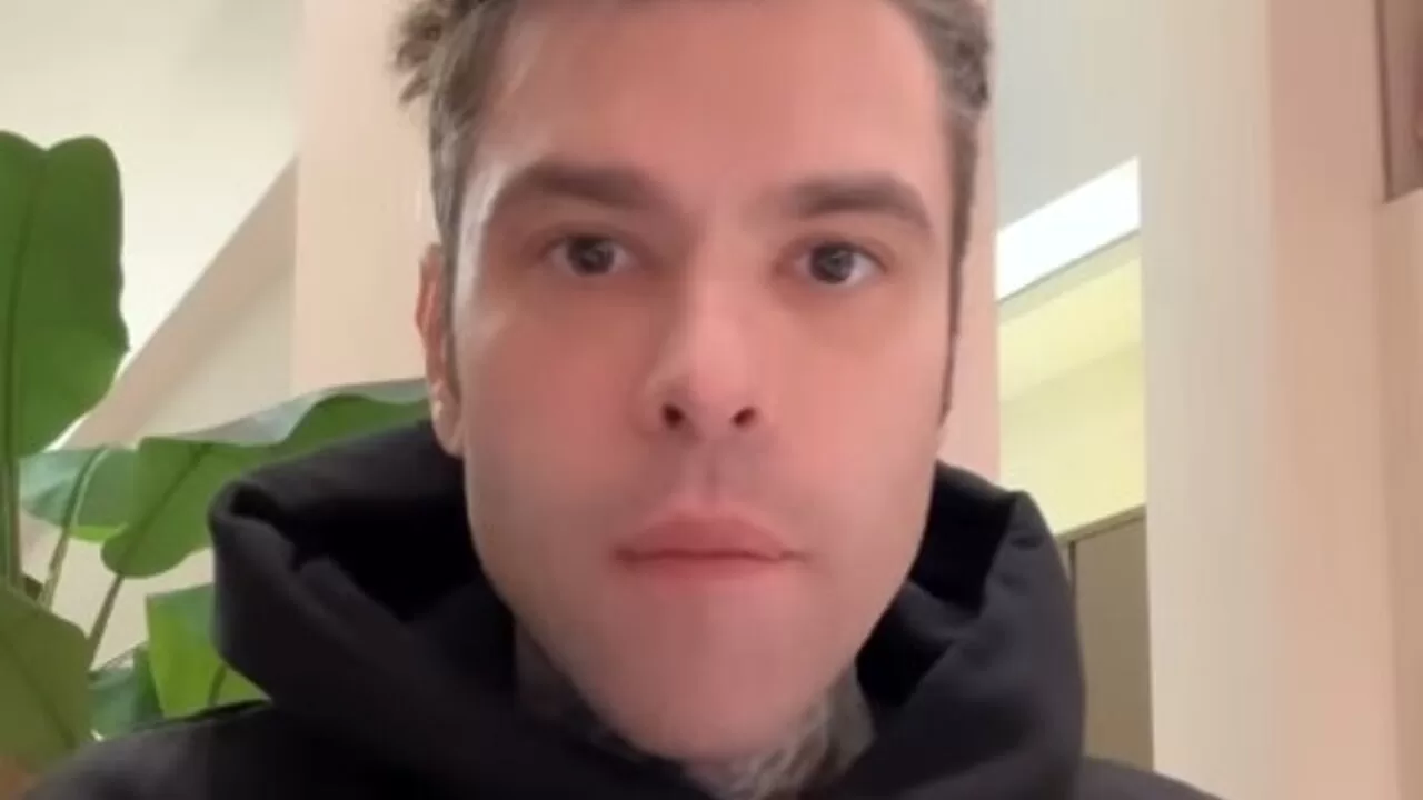 Dopo un attacco online al figlio Leone, Fedez ha denunciato l'hater alla Polizia Postale, scatenando un ampio dibattito sui social media riguardo la sicurezza online e l'esposizione dei minori.