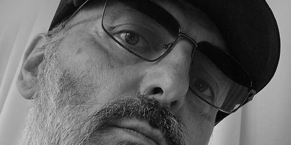 Gigi D'Agostino ritorna sui social con un selfie, rassicurando i fan sul suo miglioramento dopo un lungo silenzio dovuto a problemi di salute.