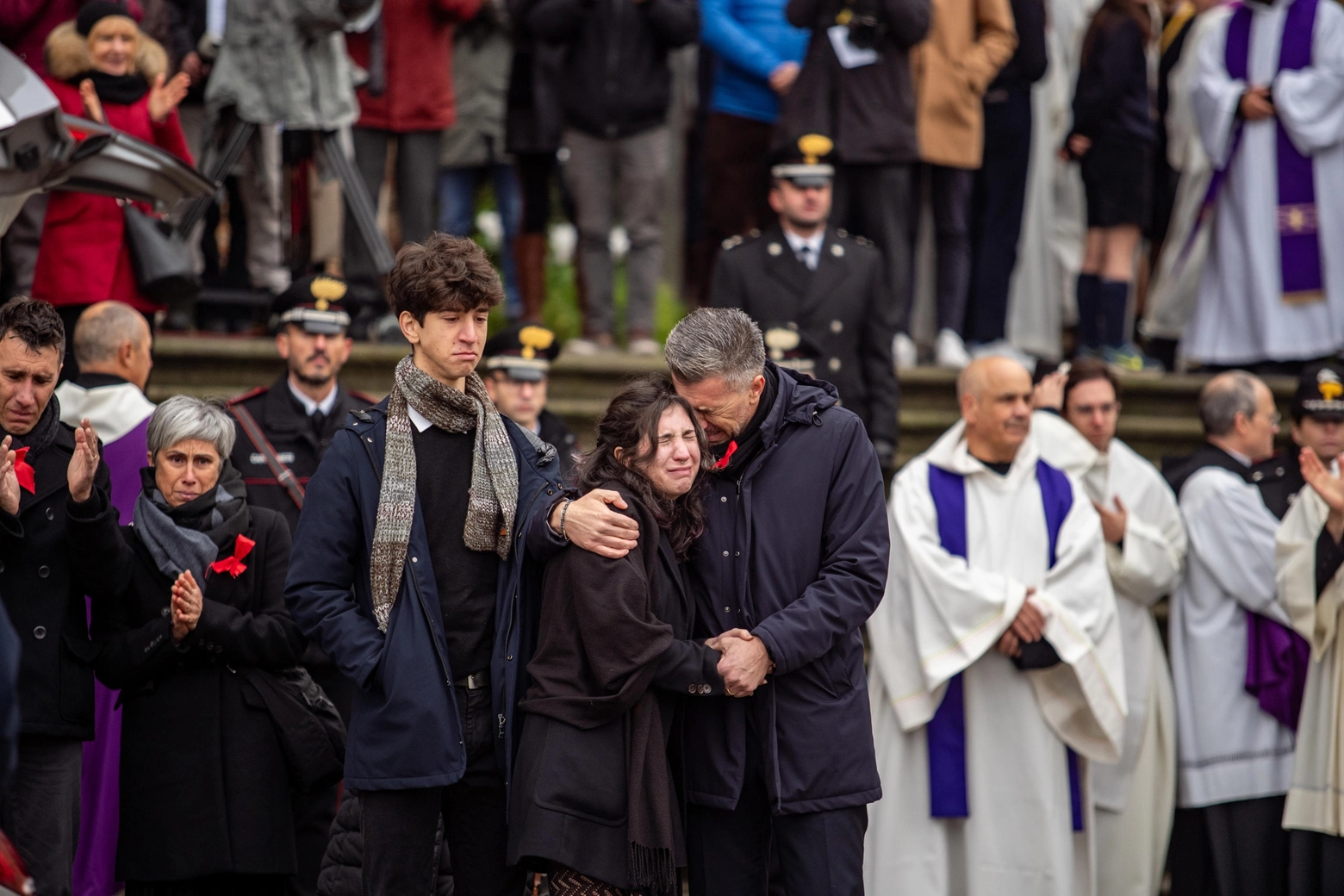 Durante una funzione privata nella chiesa di San Martino a Saonara, la comunità ricorda con affetto Giulia Cecchettin, celebrando la sua vita e il ritorno al suo "porto sicuro".