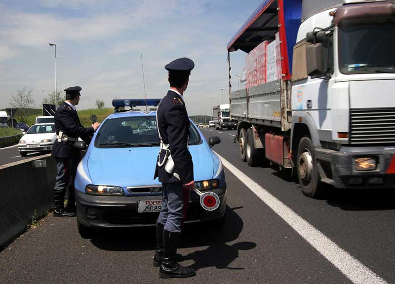 Agenti di Polizia stradale fermano camionista che cerca di corromperli, infila 100 euro nel libretto di circolazione “Facciamo finta che non è successo niente