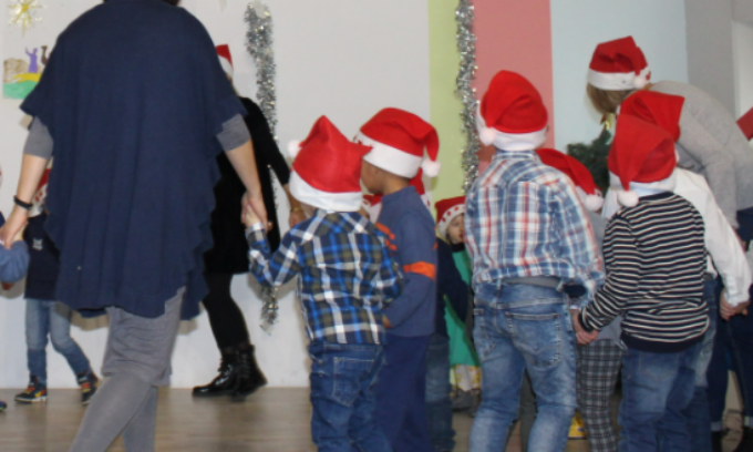 A seguito della decisione di rimuovere i riferimenti cristiani dai canti natalizi nella scuola elementare “Edmondo De Amicis” di Agna, i genitori esprimono forte dissenso.