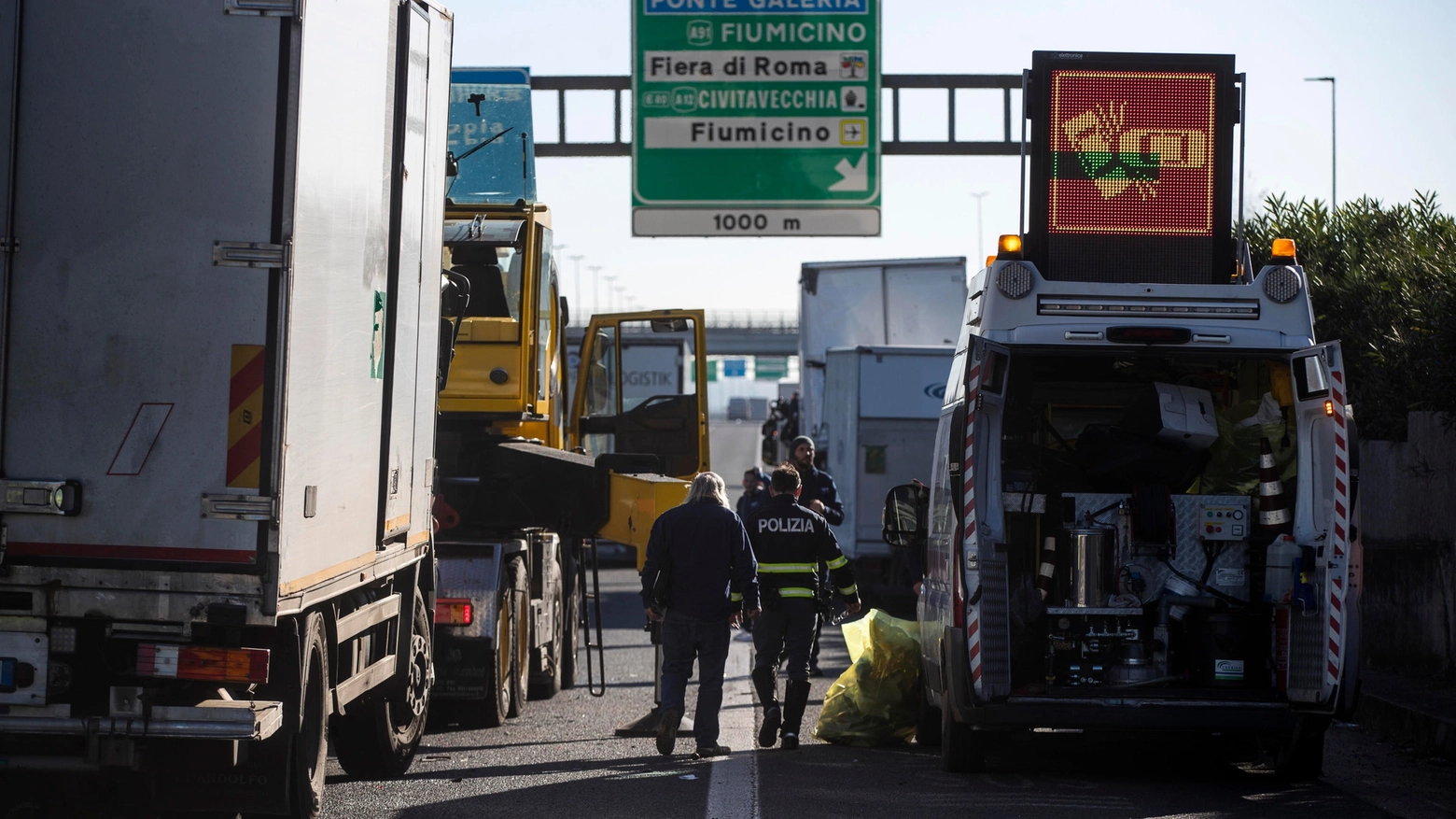 Oggi sul Grande Raccordo Anulare di Roma, un grave incidente tra auto e moto ha provocato un morto e interruzioni significative nella viabilità.