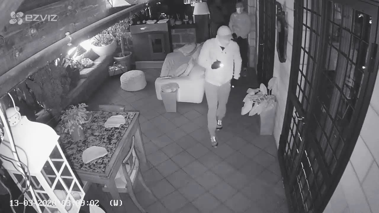 Tre ladri svaligiano una villetta a Santa Marinella e lasciano un biglietto con foto di altre case da colpire, scatenando un'indagine dei Carabinieri.