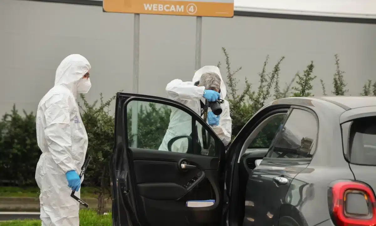 Vendetta familiare, donna accoltellata da un uomo incappucciato in un’area di servizio sull’autostrada