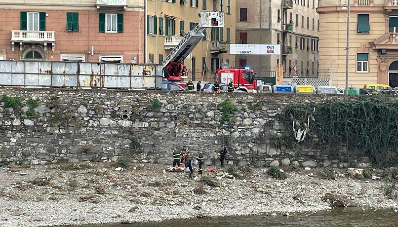 A Genova, il corpo di un 27enne dell'Ecuador è stato trovato senza vita e parzialmente svestito sul greto del torrente Bisagno, dopo essere caduto accidentalmente da un muretto.