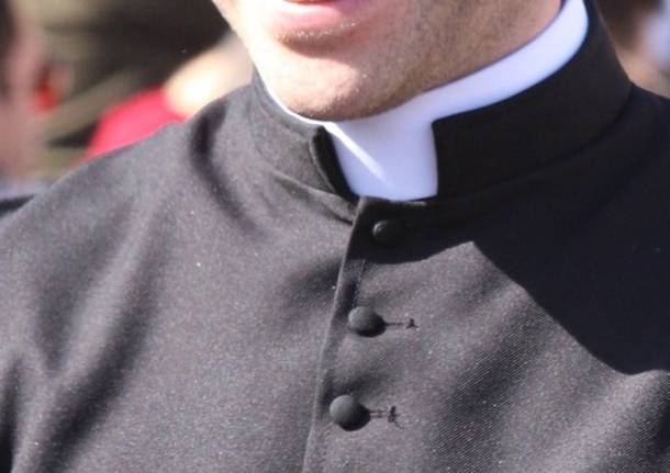 Un parroco di Eboli ha abbandonato il sacerdozio per fuggire con una donna di Battipaglia, provocando stupore e divisioni nella comunità della Piana del Sele.