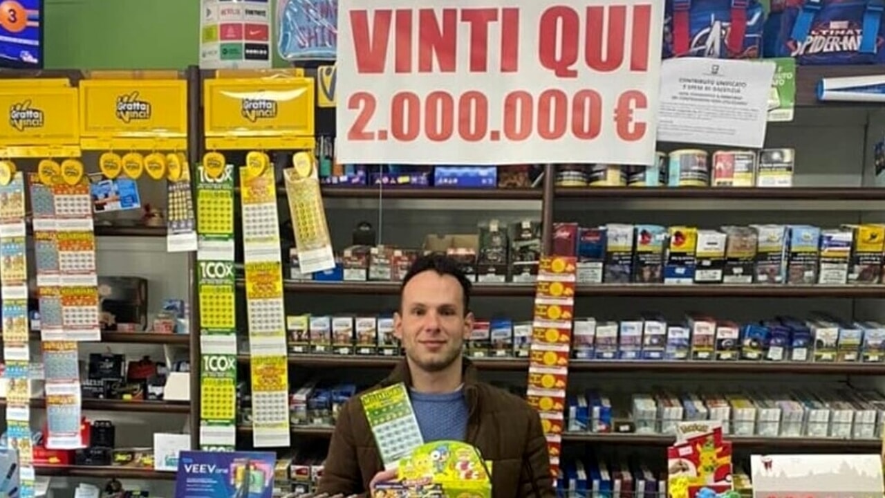 A Montefiascone, un giocatore fortunato vince due milioni di euro con un Gratta e Vinci da 10 euro. Il tabaccaio Fabrizio Pappalardo lo ha avvisato della vincita, che aveva inizialmente trascurato.