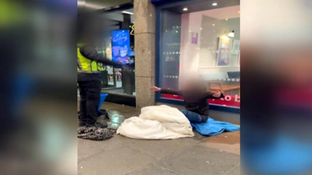 Un video che mostra una guardia giurata di McDonald's che maltratta un senzatetto a Londra ha scatenato critiche e indignazione online, portando a scuse immediate e azioni da parte dell'azienda.