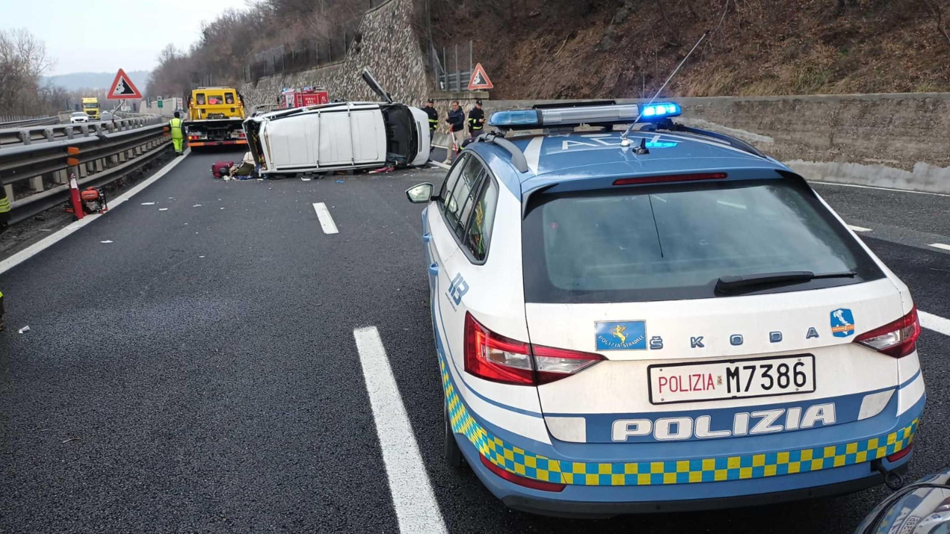 Grave incidente sull’autostrada A7: un giovane di 21 anni perde la vita, altri quattro ragazzi rimangono feriti