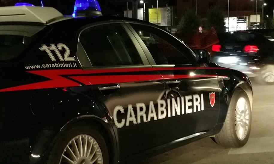 Puglia, coppia litiga per strade, lui la colpisce più volte con un tubo di ferro, donna salvata da un carabiniere