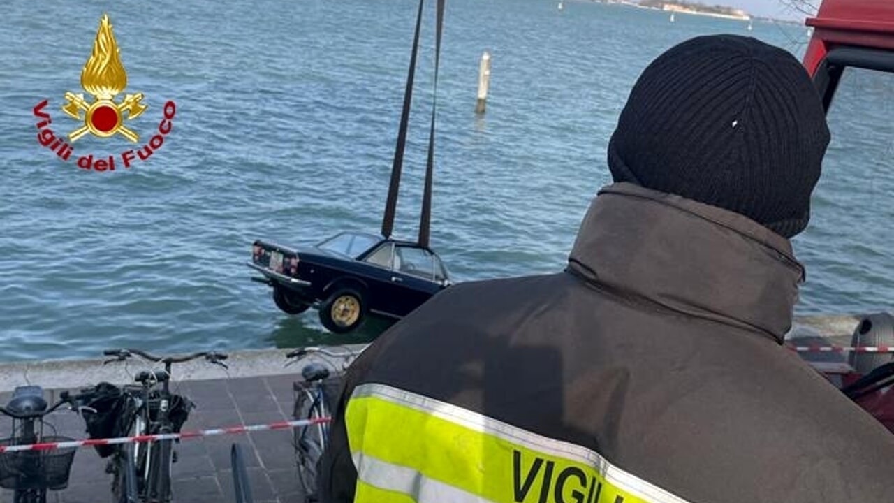 Enrico Magliocco, ottantenne, ha tragicamente perso la vita guidando la sua Lancia Fulvia Coupé in laguna al Lido di Venezia, precipitando in acqua dopo aver perso il controllo del veicolo.