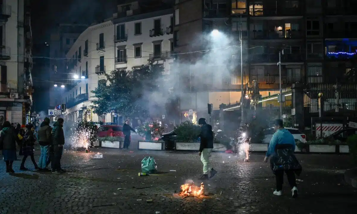 Nel Capodanno 2024 a Napoli, Concetta Russo è morta dopo essere stata colpita da un proiettile in testa, mentre un'altra donna è gravemente ferita.