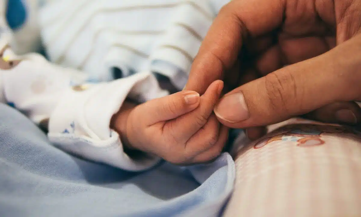 Neonato di sette mesi muore dopo essere stato trasportato all’ospedale per febbre alta