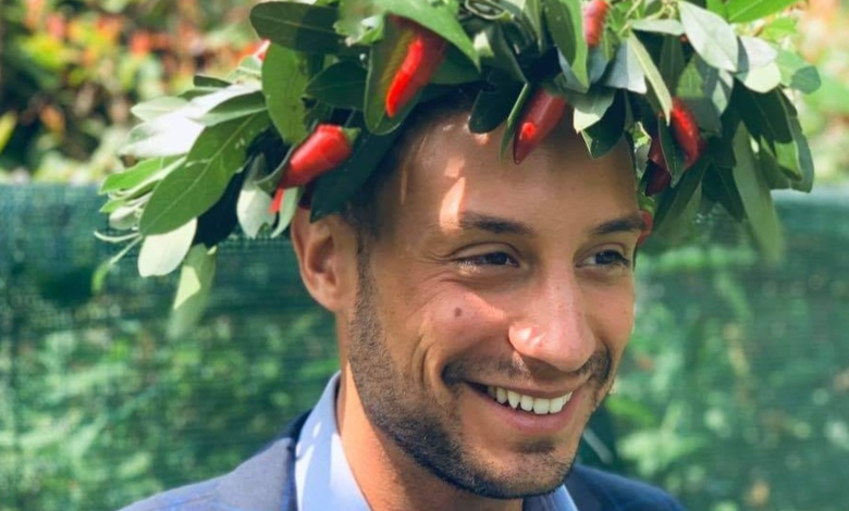 Simone Rizzo, un giovane agente immobiliare di 26 anni, è morto in un incidente stradale a Meano. La comunità di Bruino, dove risiedeva, è in lutto per la sua prematura scomparsa.