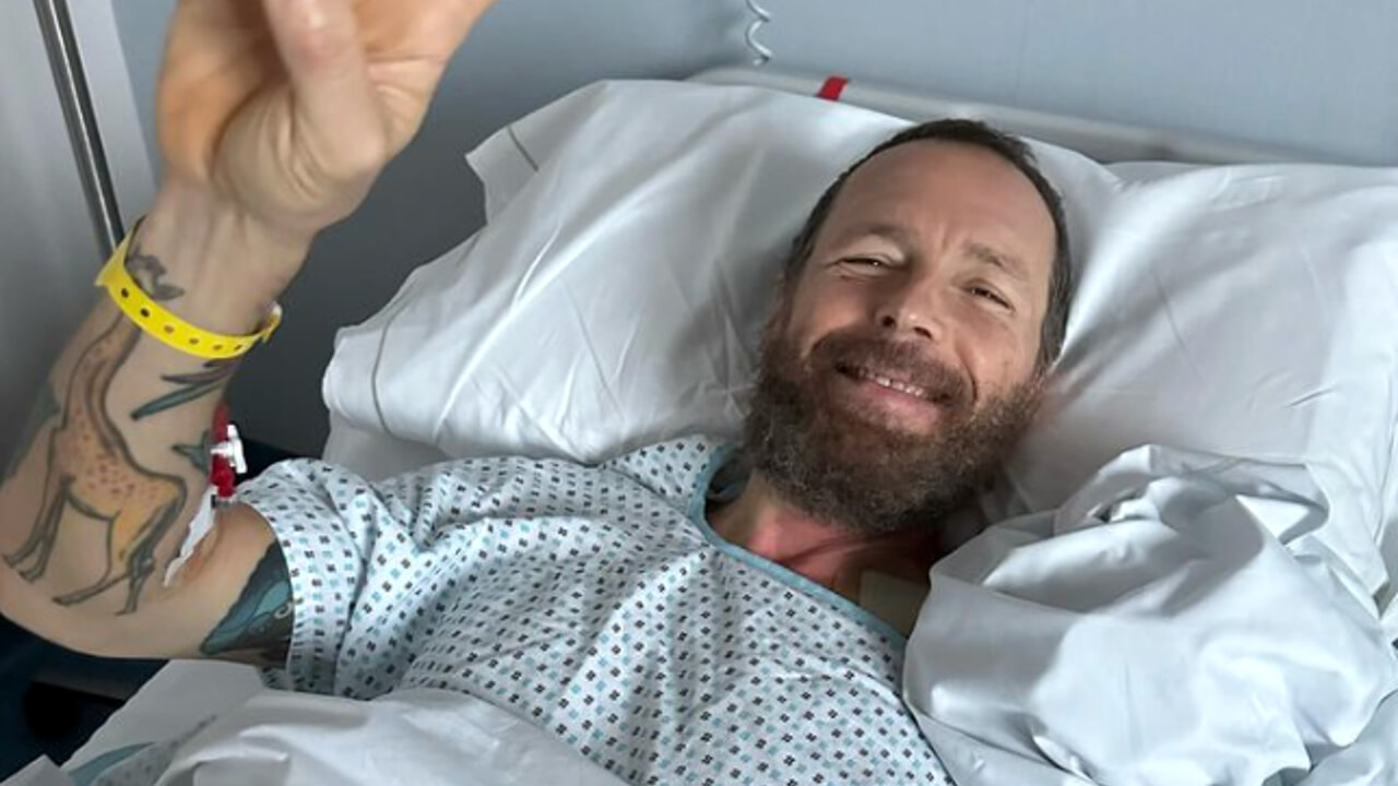 Il cantante Jovanotti si è sottoposto a un intervento chirurgico al femore, seguito di un incidente in bicicletta, e ora inizia il percorso di recupero con ottimismo e gratitudine verso il personale medico.