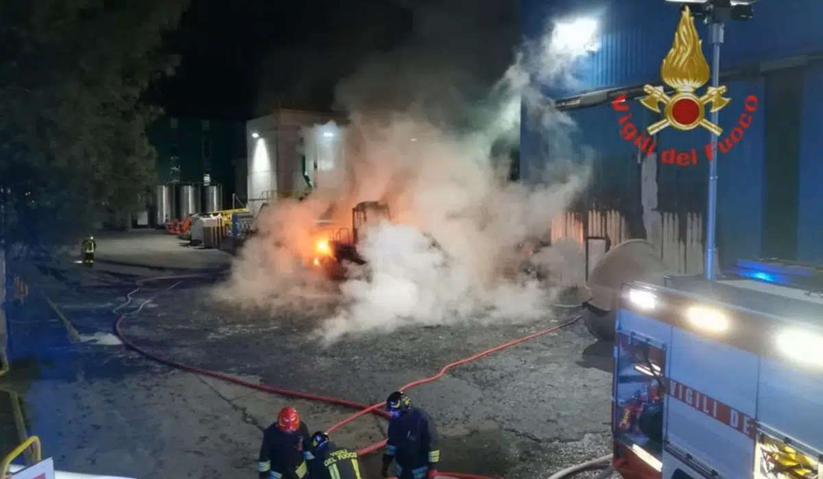 Incidente sul lavoro, la pala meccanica prende fuoco, operaio di 51 anni muore carbonizzato