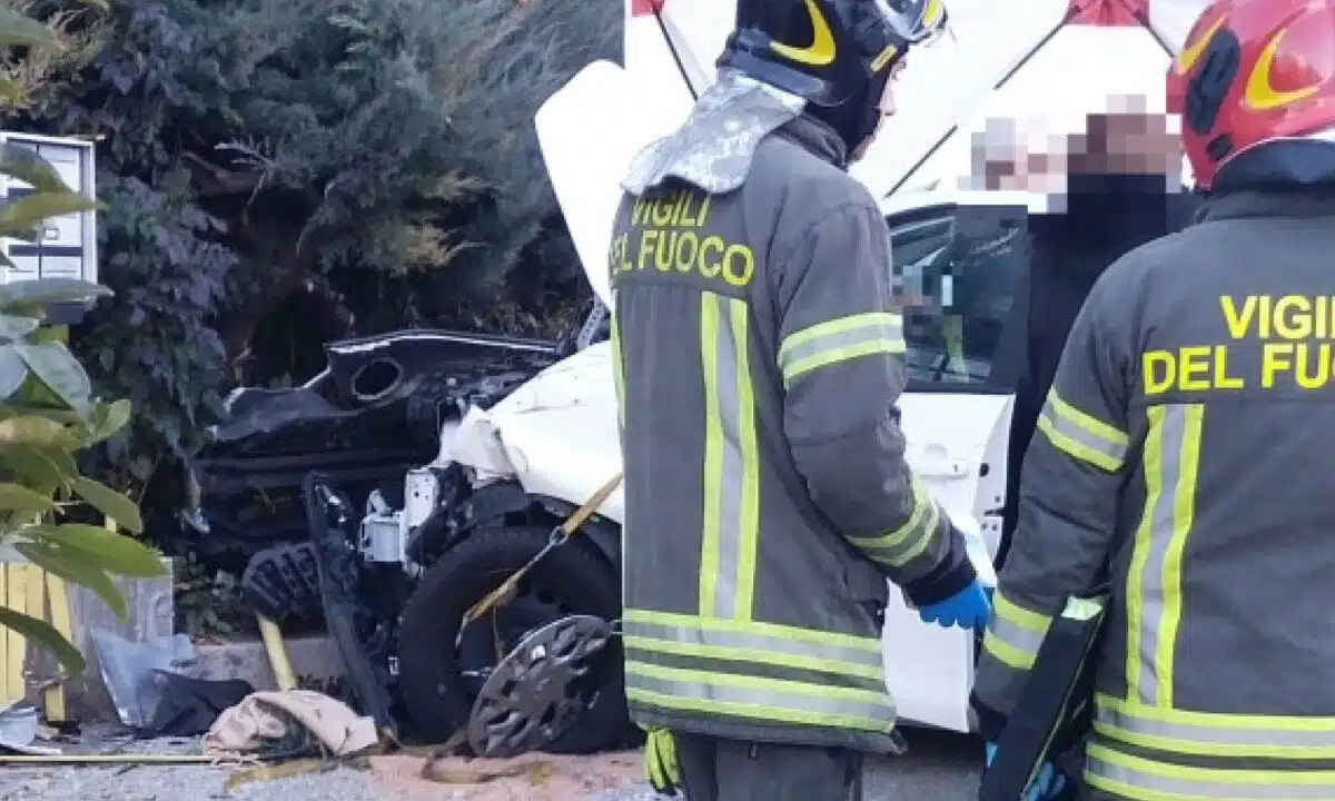 Incidente devastante a Trento coinvolge una madre, il suo bambino in passeggino e altri due minori, tutti in condizioni critiche.