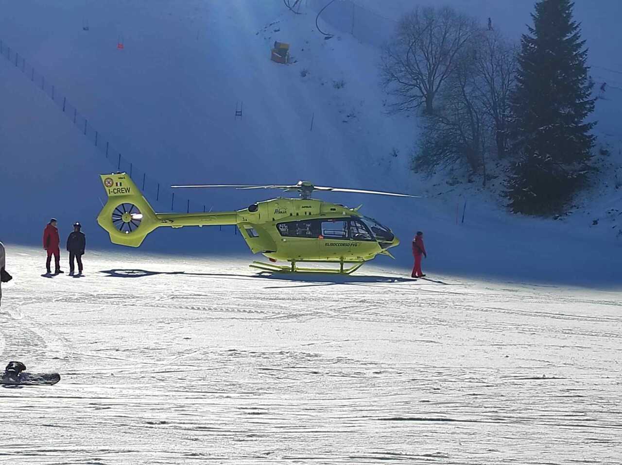 Panico su pista di sci, bimba scivola dalla seggiovia e rimane sospesa nel vuoto, poi cade, trasportata in elisoccorso in ospedale