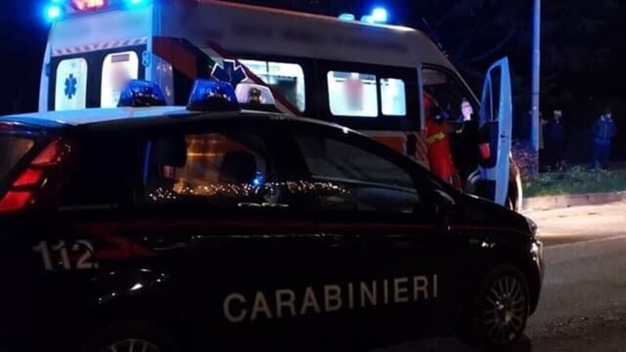 Un ragazzo di 21 anni è stato ferito da cocci di bottiglia a Roma e trasportato in ospedale. La polizia sta indagando sulle circostanze dell'incidente.