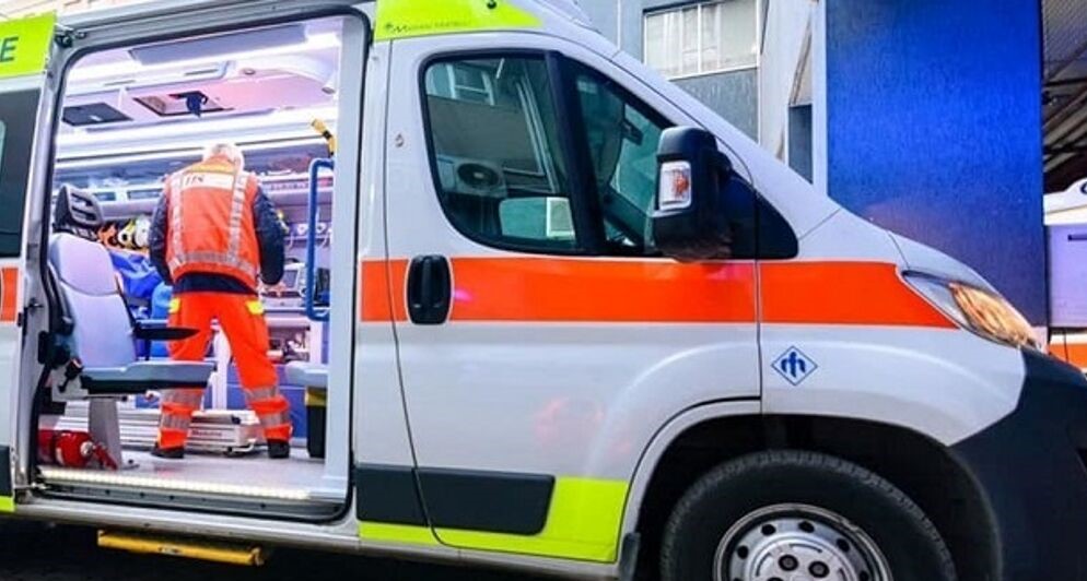 Una donna di 51 anni è stata trovata morta nel suo appartamento a Peretola, Firenze. Le autorità ipotizzano un gesto autolesionistico.