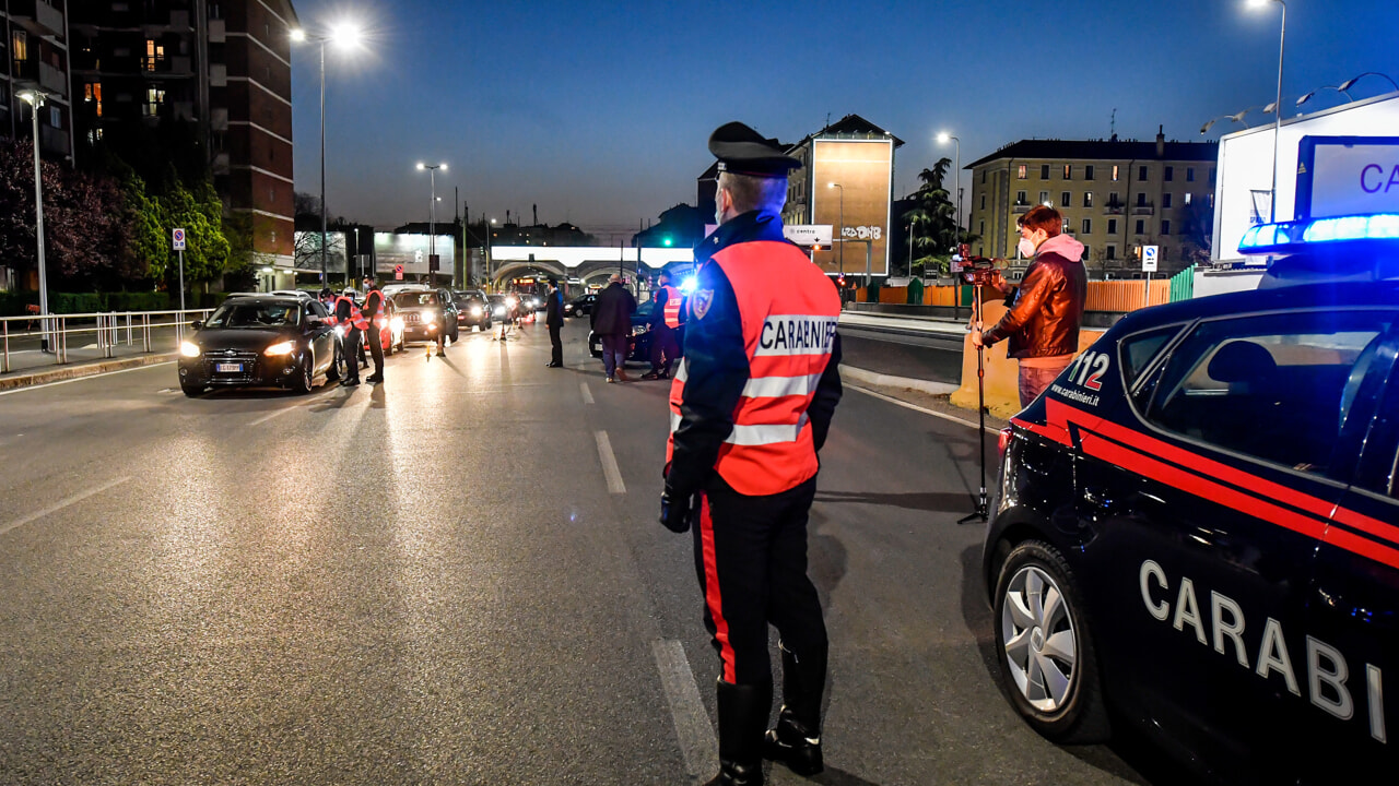 A Milano, un ragazzo di 24 anni è stato fermato dalla polizia per aver creato un pericoloso ostacolo stradale. Ha giustificato il suo gesto come un tentativo di alleviare la noia.